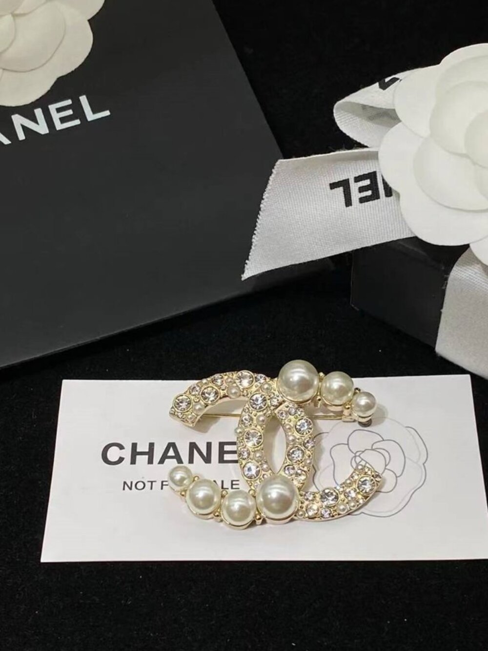 ✨Chanel Gold Pearl Brooch